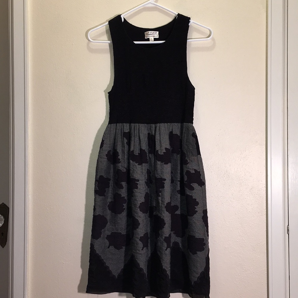 Max studio. Elegant sleeveless dress.